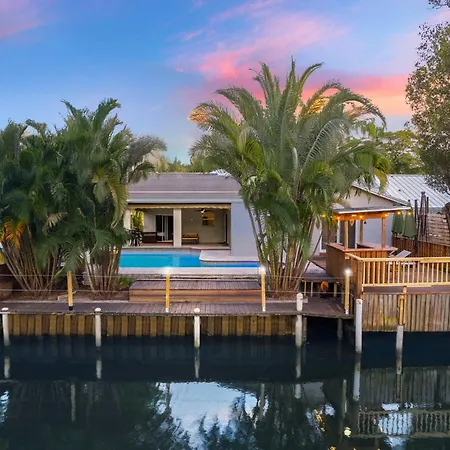 Waterfront House - Solar Heated Pool, Arcade Games Villa